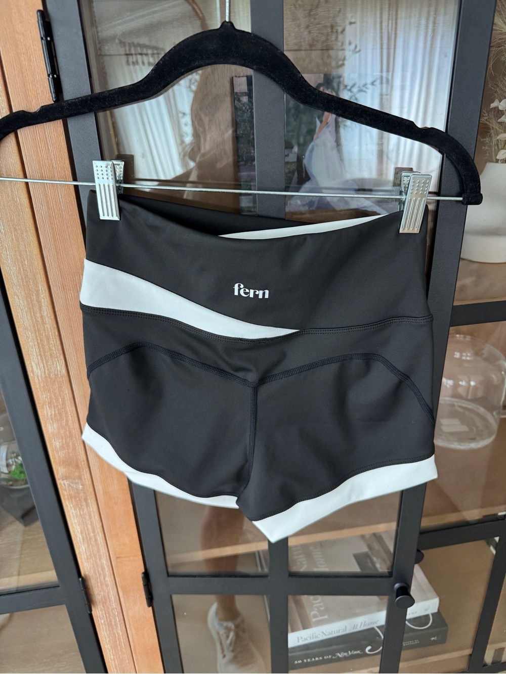 Fern fitness Flow Wrap Over High rise Shorts Shadow criss criss micro contrast - Picture 2 of 6